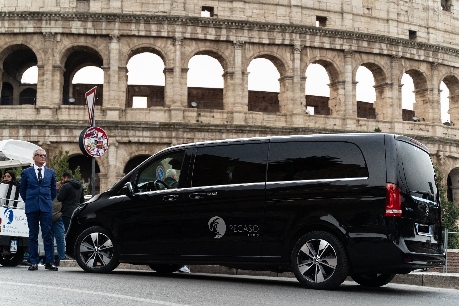 Mercedes Sprinter Pegaso Limo davanti al Colosseo di Roma